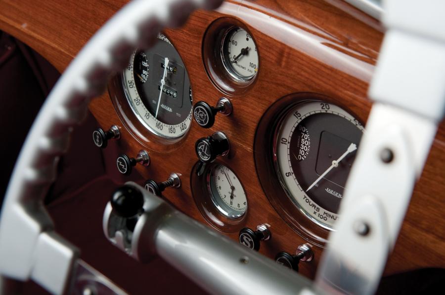 Панель приборов Delahaye 135 MS Sport Roadster par DeVillar 1938 года  (фото 45 из 57)